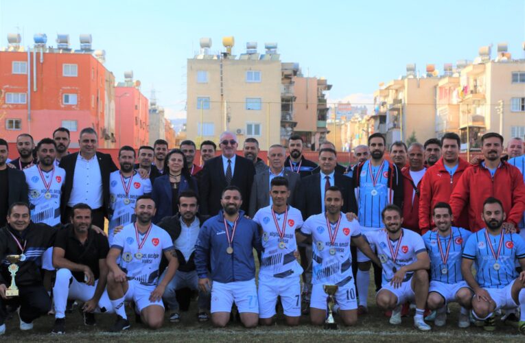 DERECEYE GİREN ÖĞRETMENLER KUPALARINI ALDI