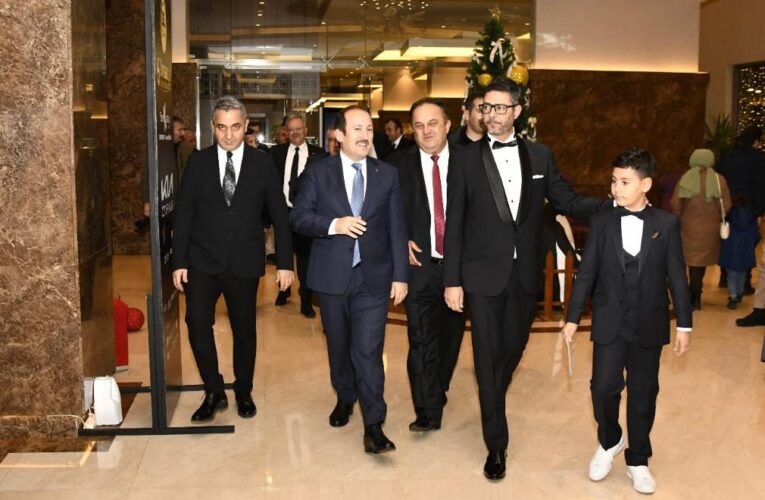 VALİ ALİ HAMZA PEHLİVAN, ZİRVEDEKİLER DERGİSİ ÖDÜL TÖRENİNE KATILDI