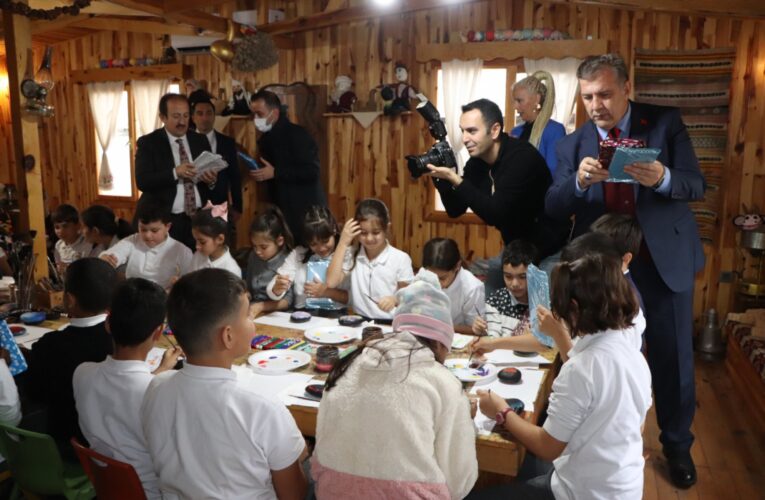 ‘Masallarımızı dinlemek için masal evlerimize bekliyoruz’