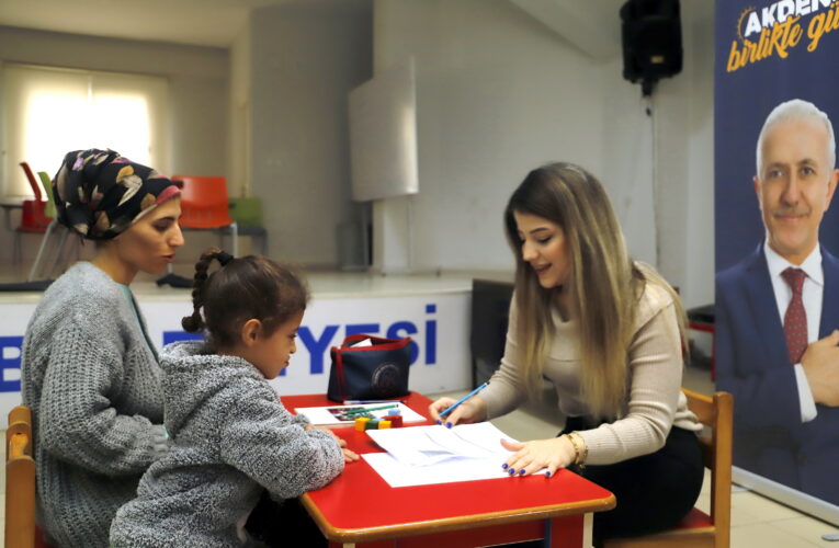 Uzmanların gözetiminde uygulanan Denver II Gelişimsel Tarama Testi, ailelerin yoğun ilgisi altında devam ediyor
