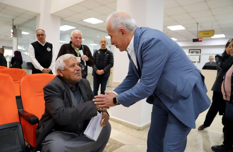 Kuruma gelen vatandaşlarla sohbet etti, iş ve işlemleri için ilgili birimlere yönlendirdi