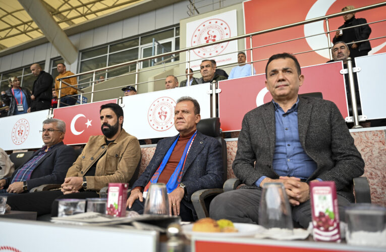 BAŞKAN SEÇER, YENİ MERSİN İDMAN YURDU-1954 KELKİT BELEDİYESPOR KARŞILAŞMASINI İZLEDİ