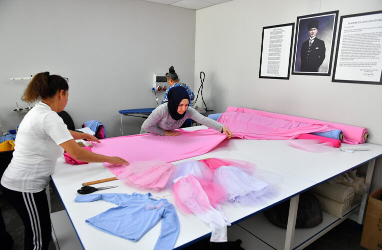 MERCEK DİKİŞ KURSU’NDA KADINLAR SEVGİYLE ÜRETİYOR