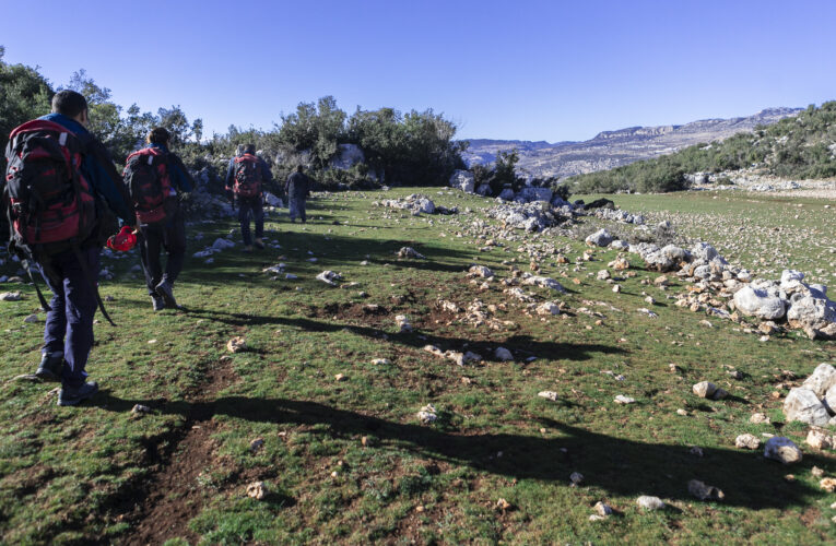 KURTARILAN KEÇİLERE İLK SUYU KAHRAMAN İTFAİYECİLER İÇİRDİ