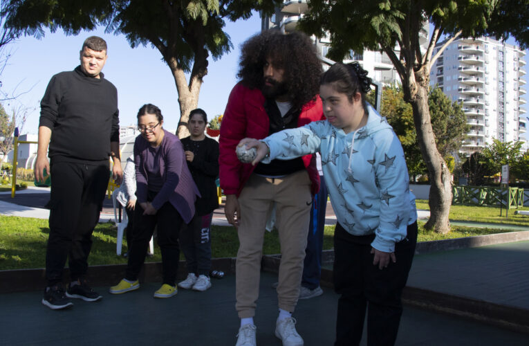 BÜYÜKŞEHİR’İN ENGELSİZ YAŞAM PARKI’NDA BOCCE DERSLERİ SÜRÜYOR