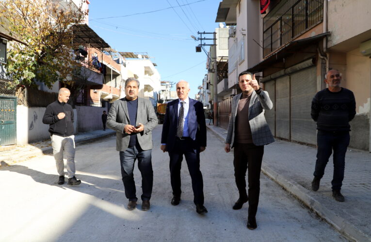 Akdeniz Belediye Başkanı, asfalt serim çalışmalarını yerinde inceledi