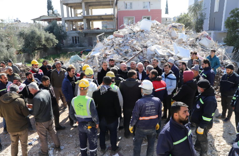 Hatay Kırıkhan’da arama kurtarma çalışması yapan ekiplerden bilgi aldı, deprem mağduru vatandaşları dinledi