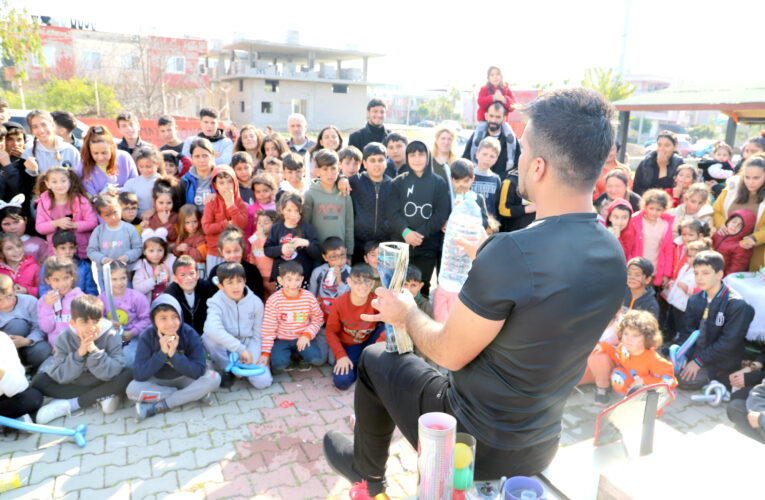 AKDENİZ’DE MİSAFİR EDİLEN DEPREMZEDE ÇOCUKLAR İÇİN ETKİNLİK