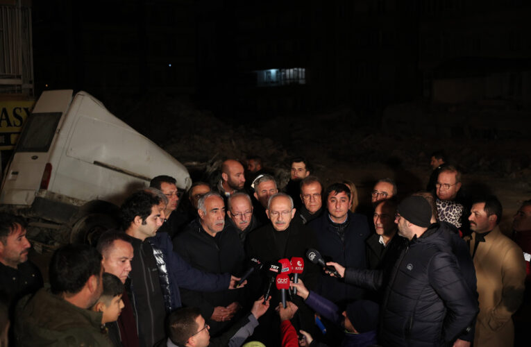 SEÇER DEPREMİN 6. GÜNÜNDE DE DEPREMZEDELERİ YALNIZ BIRAKMADI