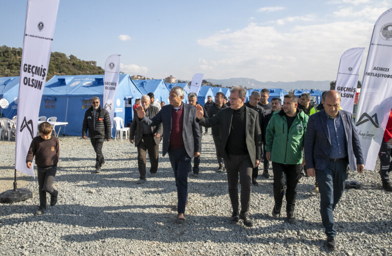 SEÇER, BÜYÜKŞEHİR’İN HATAY’DA KURDUĞU ÇADIR KENTİ ZİYARET ETTİ