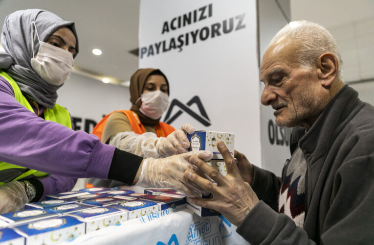 BÜYÜKŞEHİR’İN KANDİL SİMİTLERİ HEM MERSİNLİLERE HEM DEPREMZEDELERE ULAŞTI