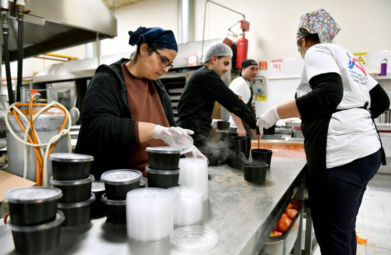 BÜYÜKŞEHİR, 10 BİN 800 KİŞİLİK YEMEĞİ DEPREMZEDELERE ULAŞTIRDI