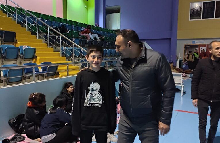 BAŞKAN YILMAZ, MERSİN’İ DE ETKİLEYEN HATAY DEPREMİNİN ARDINDAN ACİL TOPLANMA ALANLARINDA VATANDAŞLARI YALNIZ BIRAKMADI