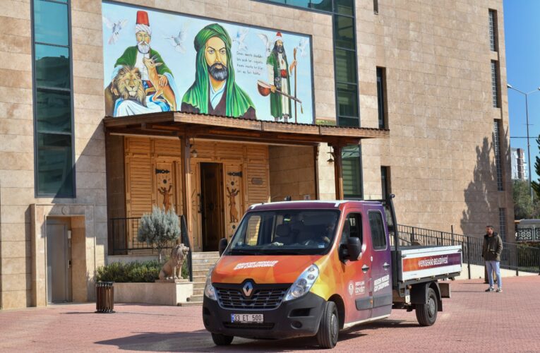 Cemevinde pişiyor, kilisede depremzedelere ikram ediliyor