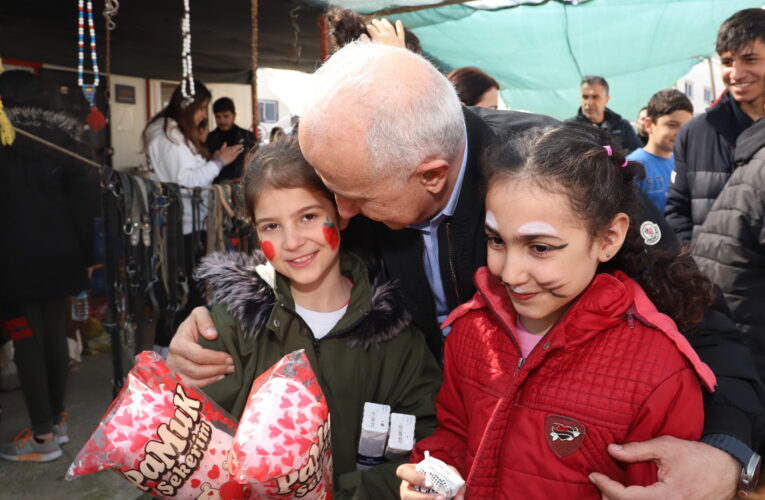 Depremzede çocuklar at bindi, aileleriyle birlikte keyifli dakikalar geçirdi