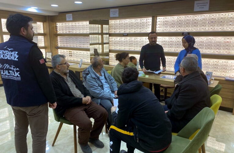 AKDENİZ BELEDİYESİ, TEDAVİSİ SÜREN DEPREMZEDE VATANDAŞLARI HASTANELERE ULAŞTIRIYOR