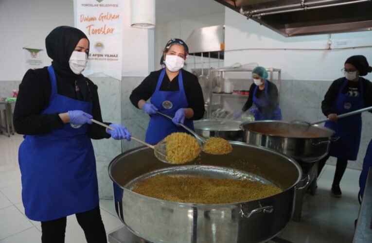TOROSLAR BELEDİYESİNDEN, DEPREMZEDELER İÇİN HER GÜN SICAK YEMEK