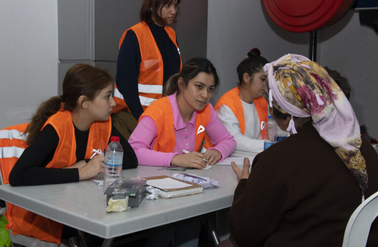 BÜYÜKŞEHİR, YÜZLERCE GÖNÜLLÜYLE DEPREMZEDELER İÇİN ÇALIŞIYOR