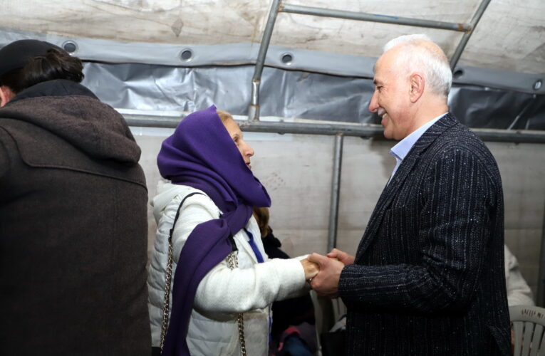 Başkan Mustafa Gültak, ilçe genelinde kurulan toplanma yerlerinde aileleri ziyaret etti