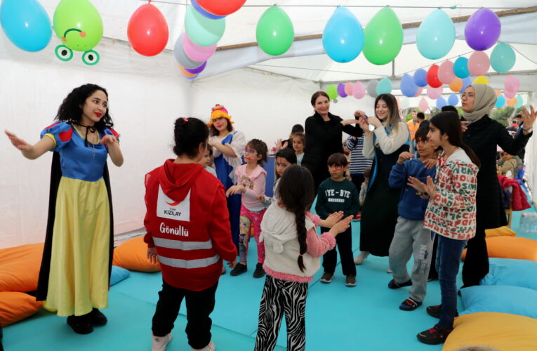 Deprem mağduru çocuklar ve aileleri farklı etkinlik ve oyunlarla moral buluyor
