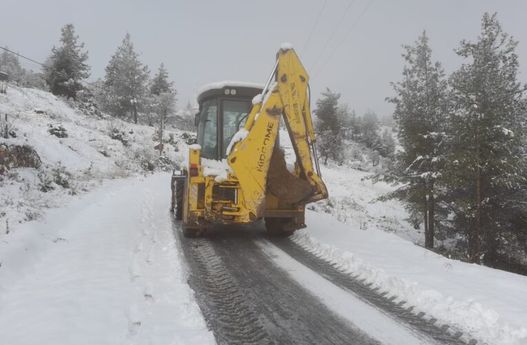 TOROSLAR BELEDİYESİ, İLÇENİN YÜKSEK KESİMLERİNDE KARLA KAPANAN YOLLARI AÇIYOR