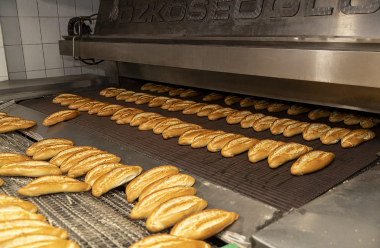 MER-EK HALK EKMEK FABRİKASI’NIN BACASI DEPREMZEDELER İÇİN TÜTÜYOR