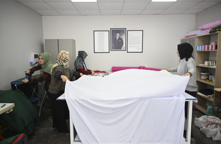 BÜYÜKŞEHİR, DEPREMZEDELERİ ÜRETTİĞİ BATTANİYE VE GİYSİLERLE SARIYOR