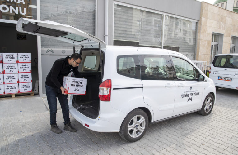 MERSİN BÜYÜKŞEHİR, VERDİĞİ GIDA KOLİSİ HİZMETİ İLE DEPREMZEDELERİN SOFRALARINA AŞ OLUYOR