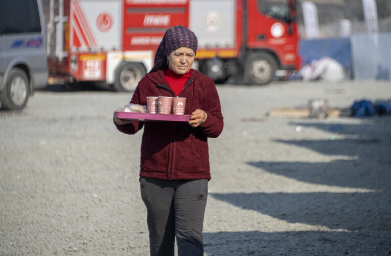 MOBİL MUTFAK TIRI’NDA TENCERELER DEPREMİN YAŞANDIĞI İLK ANDAN BERİ HATAY’DA KAYNIYOR