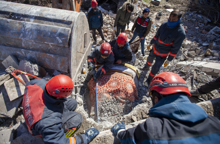 MERSİN İTFAİYESİ 17 YAŞINDAKİ ASYA’YI 158. SAATTEN ENKAZDAN KURTARDI