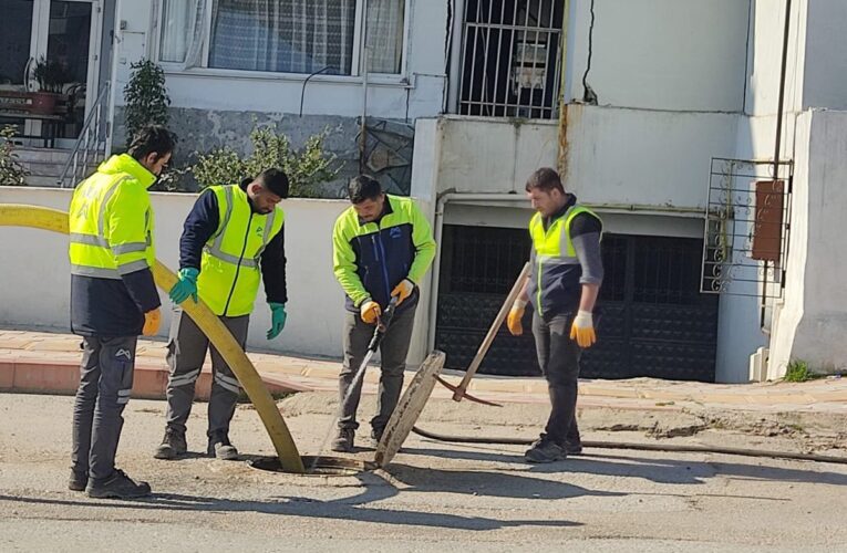 MERSİN BÜYÜKŞEHİR, DEPREMZEDELERİ SUSUZ BIRAKMAMAK İÇİN TÜM GÜCÜYLE ÇALIŞMALARINI SÜRDÜRÜYOR