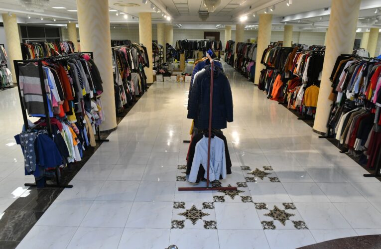 Mersin Yenişehir Belediyesi Mersin’e gelen afetzedeler için giysi evi kurdu