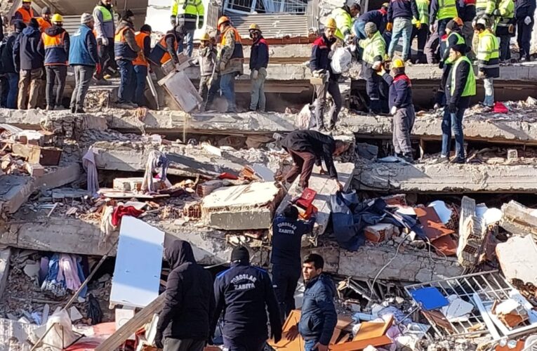 TOROSLAR BELEDİYESİ EKİPLERİ, AFET BÖLGESİNDE ARAMA KURTARMA ÇALIŞMALARINA DESTEK VERİYOR!