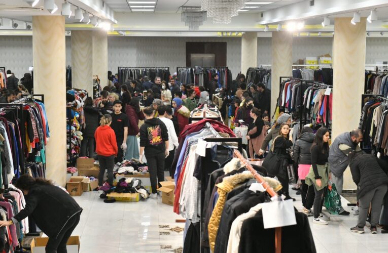 Yenişehir Belediyesinin giysi evinden ilk gün 4 bini aşkın afetzede yararlandı