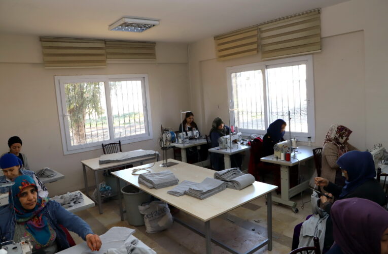 KADINLAR, SOĞUKLA DA MÜCADELE EDEN DEPREMZEDELER İÇİN İÇLİK VE FANİLA DİKİYOR