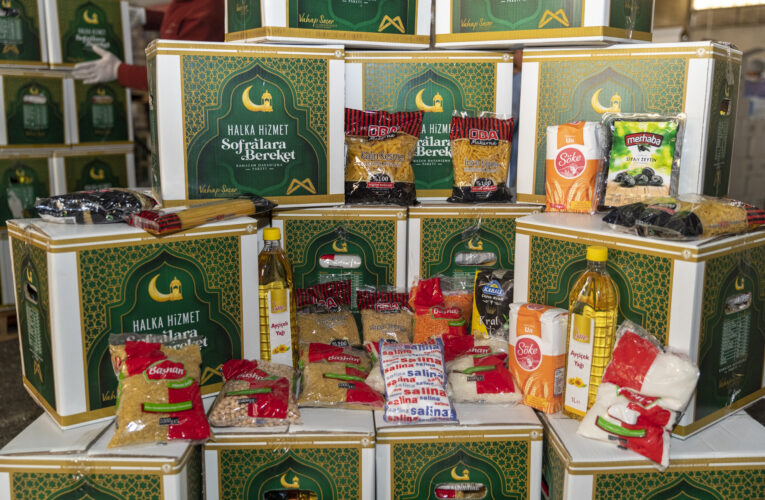 BÜYÜKŞEHİR, RAMAZAN AYI İÇİN GIDA KOLİSİ DAĞITIMLARINI SÜRDÜRÜYOR