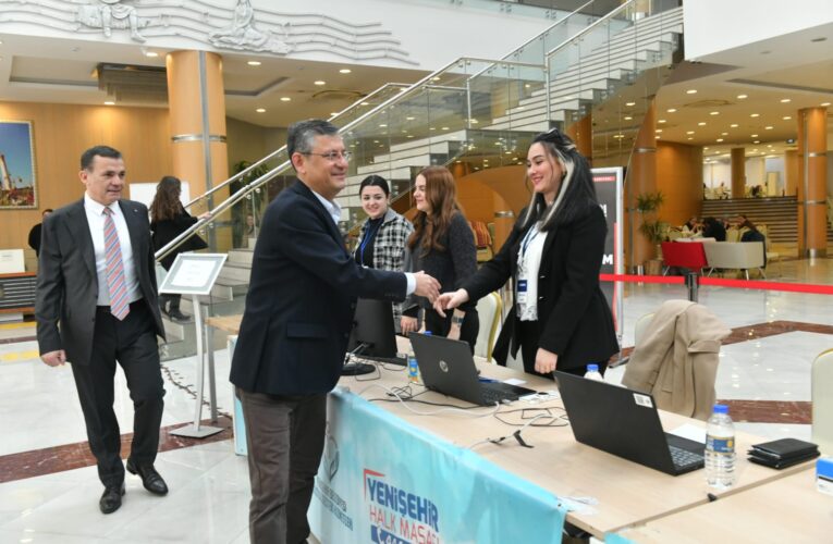 CHP’li Özgür Özel, Yenişehir Belediyesi Giysi Evi’nde depremzedeleri ziyaret etti