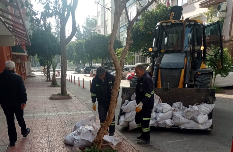 Günde ortalama 400 ton çöp toplanıyor, pazar yerleri ve konteynırlar yıkanıyor, moloz ve atıklar toplanıyor