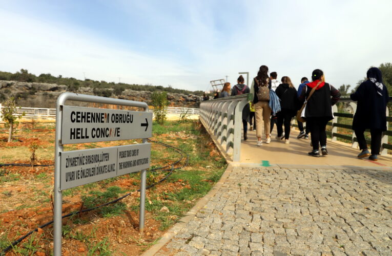 AKDENİZ BELEDİYESİ’NDEN DEPREMZEDE KADINLAR İÇİN 8 MART ETKİNLİĞİ