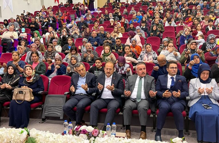 VALİ ALİ HAMZA PEHLİVAN, MERSİN KIZ ÖĞRENCİ YURT MÜDÜRLÜĞÜ’NDE DÜZENLENEN BERAT KANDİLİ PROGRAMINA KATILDI