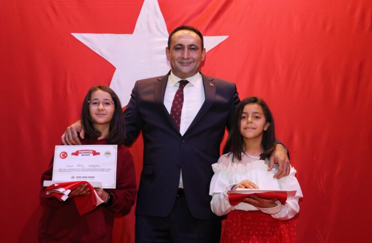 İSTİKLAL MARŞI’NI GÜZEL OKUMA YARIŞMASINDA DUYGU SELİ