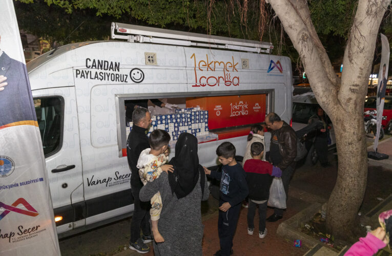 BÜYÜKŞEHİR’İN KANDİL SİMİTLERİ BU KANDİLDE DE HEM MERSİNLİLERE HEM DEPREMZEDE VATANDAŞLARA ULAŞTIRILDI