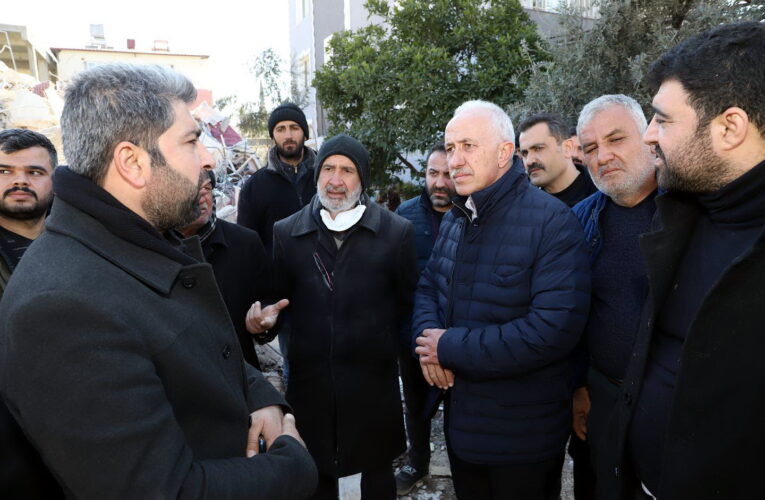 Fen İşleri, Park Bahçeler ve Çevre Koruma Müdürlüğü ekipleri afetzede vatandaşlara hizmet veriyor