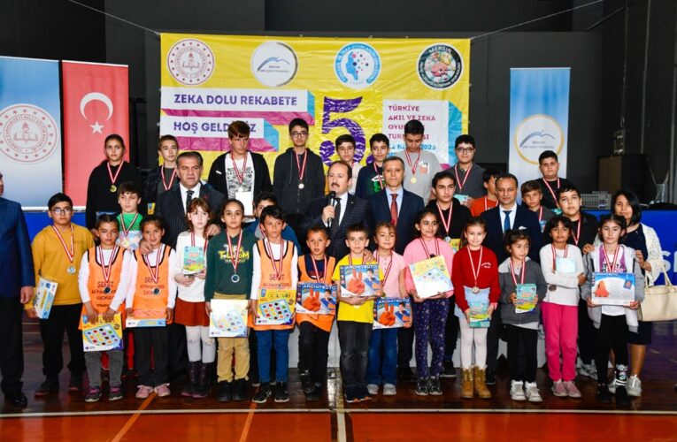 VALİ ALİ HAMZA PEHLİVAN, TÜRKİYE AKIL VE ZEKA OYUNLARI İL ŞAMPİYONASI ÖDÜL TÖRENİNE KATILDI