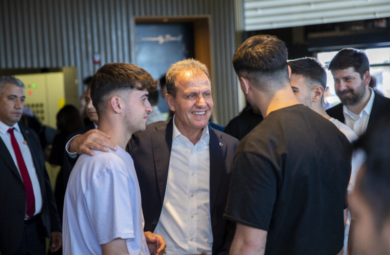 BAŞKAN SEÇER, TARSUS’TA VATANDAŞLARLA BAYRAMLAŞTI