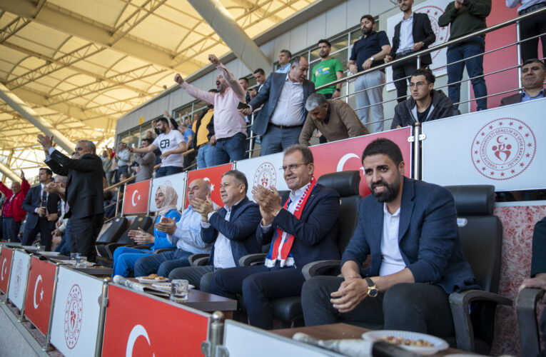 SEÇER, ŞEHRİN TAKIMINA TRİBÜNDEN DESTEK VERDİ