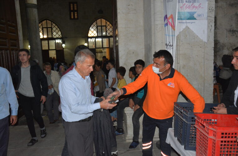 BÜYÜKŞEHİR, KADİR GECESİ’NDE 10 BİN PAKET LOKMA TATLISI DAĞITTI