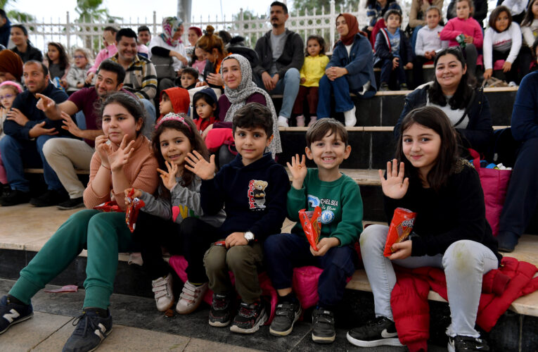 ŞEHİR TİYATROSU ‘DÜNYANIN ESKİ ZAMANLARINDA’ OYUNUNU SAHNELEDİ