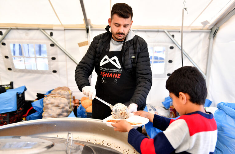 BÜYÜKŞEHİR VE MESKİ’NİN GÖNÜLLÜLERİ DAYANIŞMA RUHU İLE KONTEYNER KENTİ HAZIRLIYOR