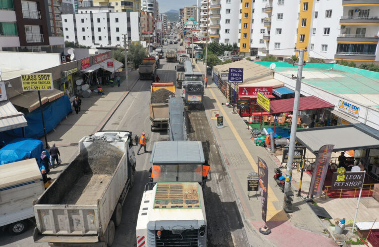 BÜYÜKŞEHİR’İN YOL ASFALT EKİPLERİ ARALIKSIZ ÇALIŞIYOR